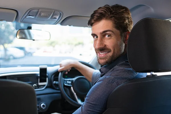 Hombre disfrutando de conducir coche — Foto de Stock