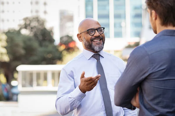 Business people talking outdoor — Stock Photo, Image