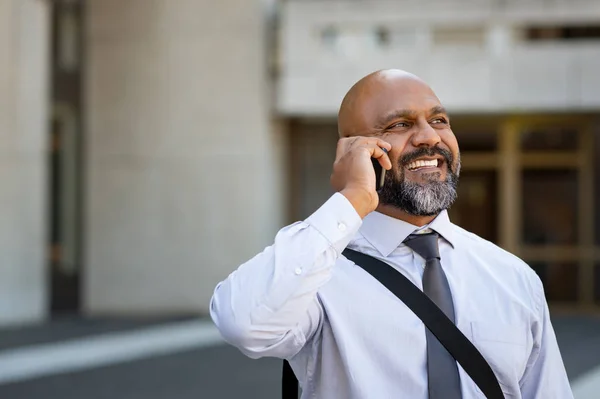 Afrikai érett üzletember beszél telefonon szabadtéri — Stock Fotó