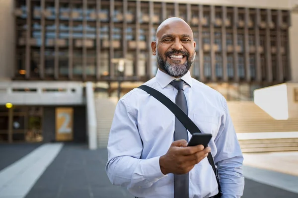 Gelukkig rijpe zakenman met behulp van de telefoon — Stockfoto