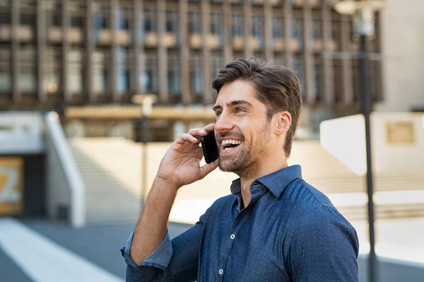 Ember beszél telefonon keresztül szabadtéri — Stock Fotó