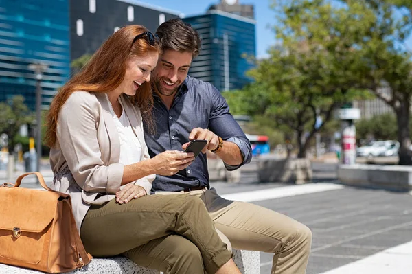 Счастливая пара с помощью смартфона в центре города — стоковое фото