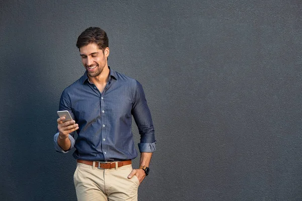 Joven hombre de negocios utilizando el teléfono móvil —  Fotos de Stock