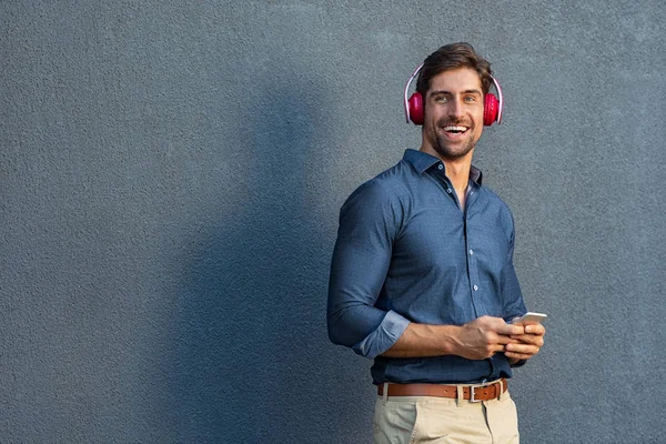 Человек слушает музыку с беспроводными наушниками — стоковое фото