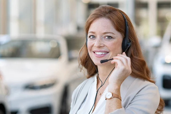 Saleswoman at call center of car dealership — Stock Photo, Image