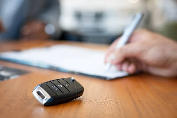 Signing contract of new car — Stock Photo, Image