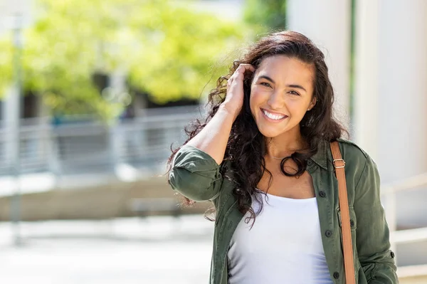 Glückliche junge Frau auf der Straße — Stockfoto