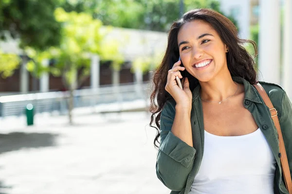 Vrouw lopend en pratend op telefoon — Stockfoto