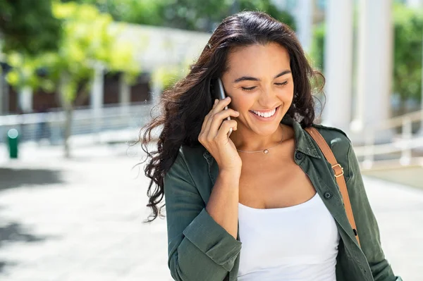 Łacińska uśmiechnięta kobieta rozmawia na telefon — Zdjęcie stockowe
