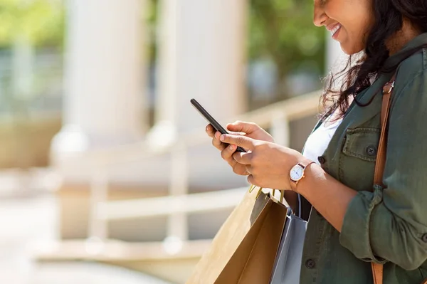 Nő bevásárló táskák segítségével telefon — Stock Fotó