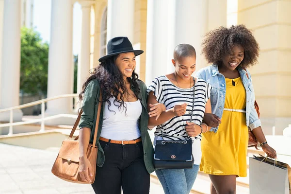 Chicas felices amigos caminando al aire libre — Foto de Stock