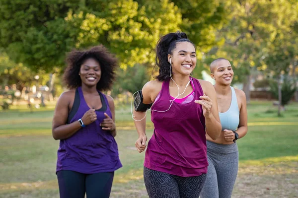 Actieve bochtige vrouwen joggen — Stockfoto