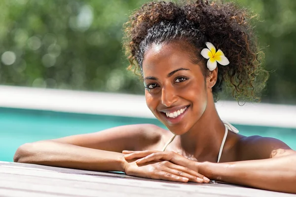 Afrikaanse jonge vrouw ontspannen op zwembad rand — Stockfoto