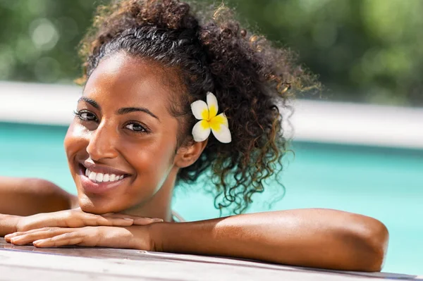 Mulher de beleza preta na piscina sorrindo — Fotografia de Stock