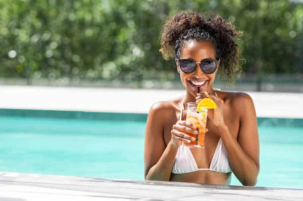 Fashion beauty woman in pool drinking cocktail — Stock Photo, Image