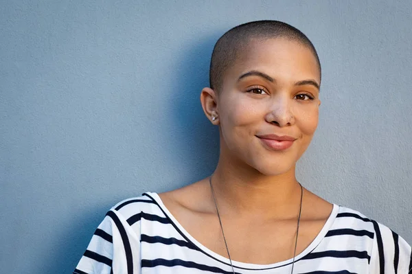 Beautiful bald woman smiling — Stock Photo, Image