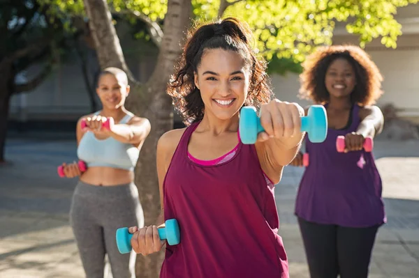 Joyeuses femmes courbes utilisant des haltères — Photo