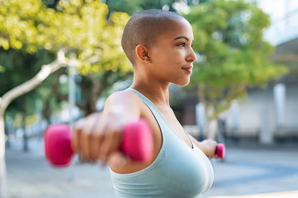 Bochtige zwarte vrouw met halter — Stockfoto