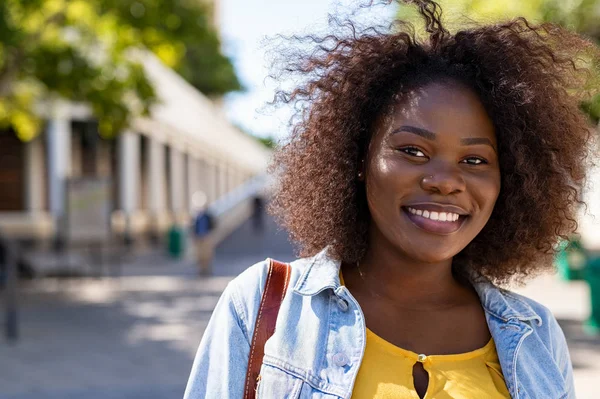 曲線の幸せな黒人女性 — ストック写真