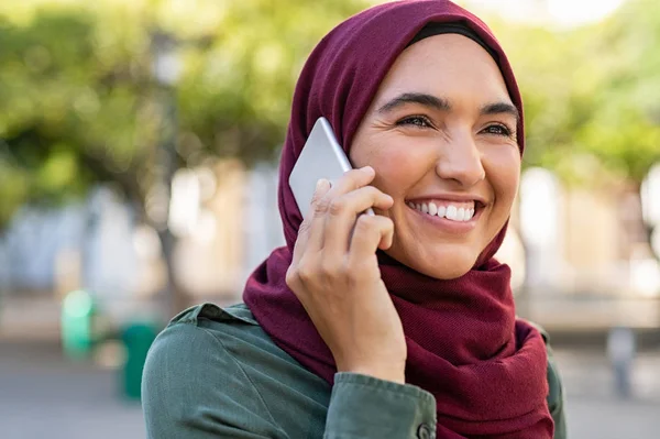 Мусульманская девушка разговаривает по телефону — стоковое фото