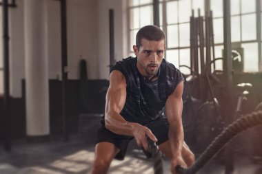 Adam halat ile crossfit egzersiz yapıyor