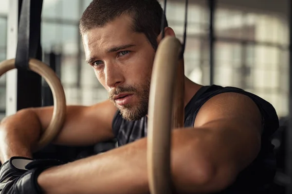 Fitness ung man lutande och vilar på gym — Stockfoto