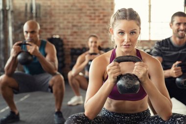 Fitness kadın kettle bell ile çömelme