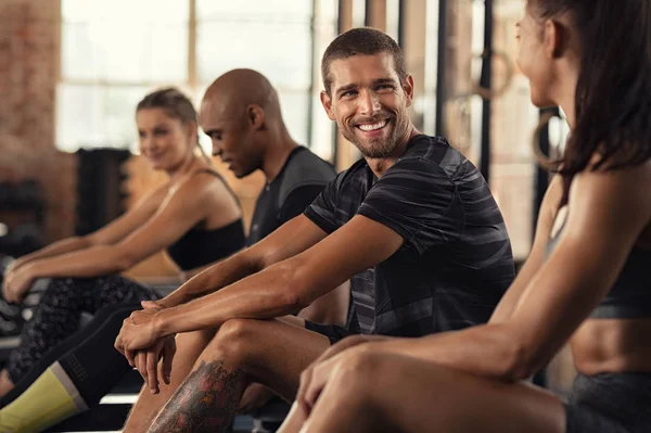 Glücklicher Fitnesskurs ruht im Gespräch — Stockfoto