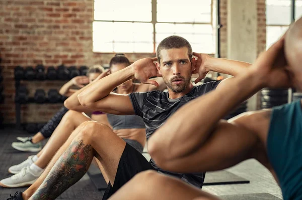 Gente de fitness en una fila haciendo abdominales —  Fotos de Stock