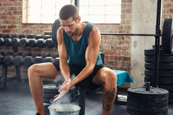 Man gnugga hand med krita pulver på gym — Stockfoto