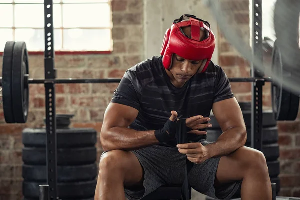 Boxeador envolviendo sus manos con guantes —  Fotos de Stock