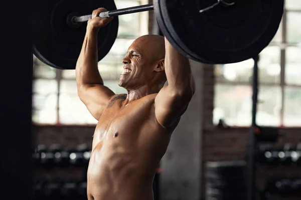 Forte uomo nero che fa sollevamento pesi — Foto Stock