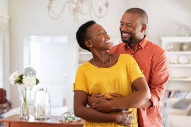 Sevgi dolu olgun çift kucaklayan