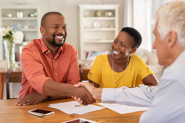 Man shaking hands with insurance agent — Stock Photo, Image