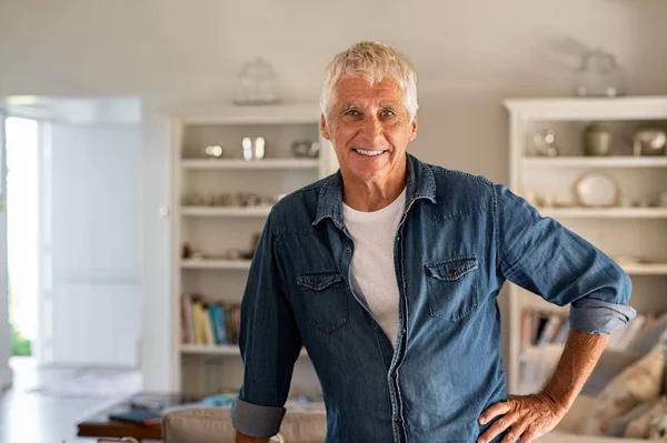 Homem idoso em casa — Fotografia de Stock