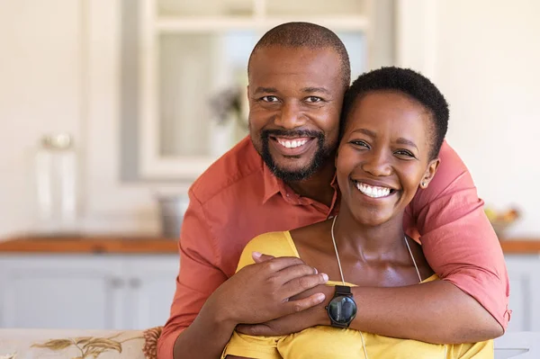 Alegre pareja madura del bálsamo — Foto de Stock