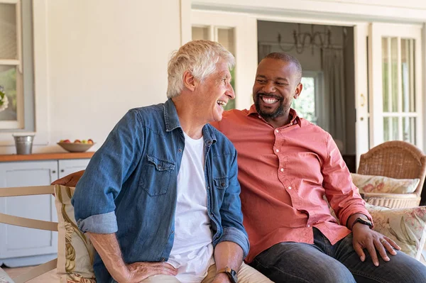 Homens felizes em uma conversa — Fotografia de Stock