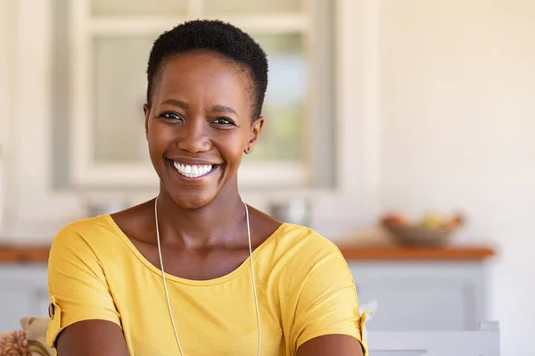 Afrikanerin blickt in Kamera — Stockfoto