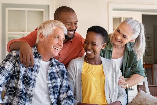 Ridere amici anziani con donne felici — Foto Stock