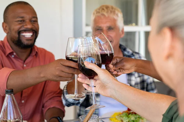 Olgun arkadaşlar şarap bardakları ile tezahürat — Stok fotoğraf