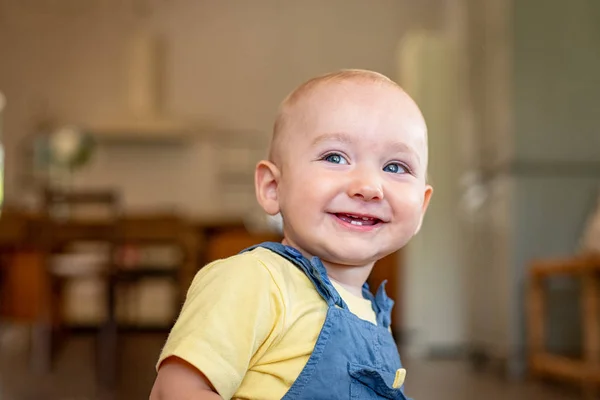 Schattig peuter jongen glimlachen — Stockfoto