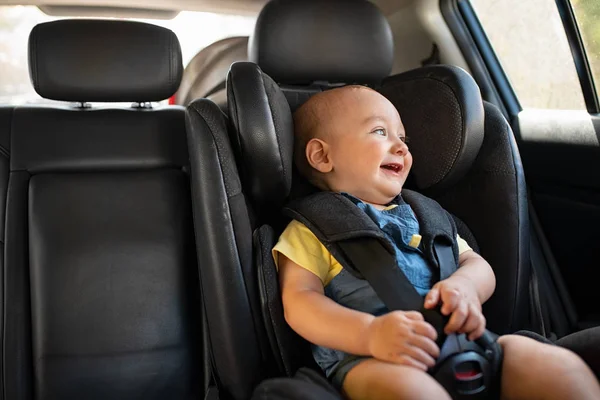 Criança sentado no carro durante a viagem de carro — Fotografia de Stock