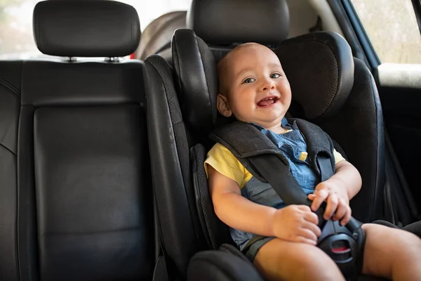 Menino gosta de passeio de carro — Fotografia de Stock