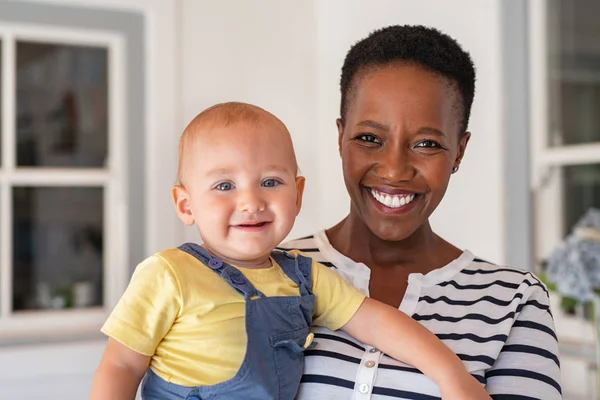 Africano babá com bebê menino — Fotografia de Stock