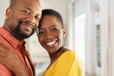 Sevgi dolu olgun çift kameraya bakıyor