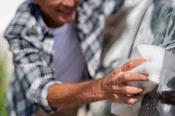 Close-up van man hand wassen auto — Stockfoto