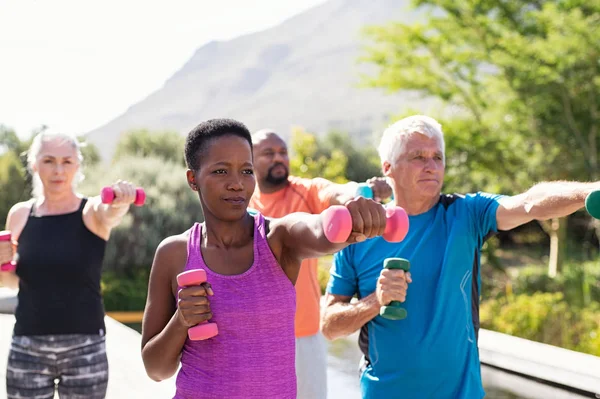 Ältere Fitnessmenschen trainieren mit Kurzhanteln — Stockfoto