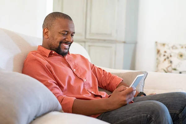 Hombre negro maduro usando teléfono inteligente — Foto de Stock