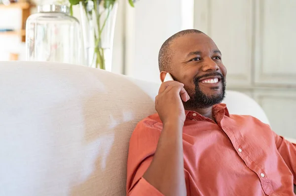 Érett afrikai férfi beszél okostelefon — Stock Fotó
