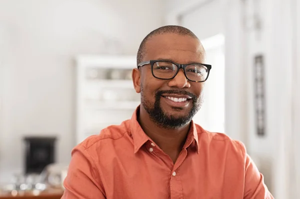 Afrykański dojrzały mężczyzna z okularami — Zdjęcie stockowe